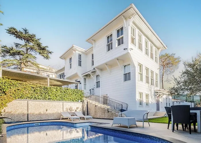 Отель Pavilion With Bosphorus View In Anadolu Hisari